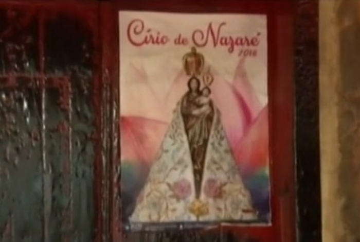 Cartaz com imagem da Virgem de Nazaré fica intacto mesmo após incêndio
