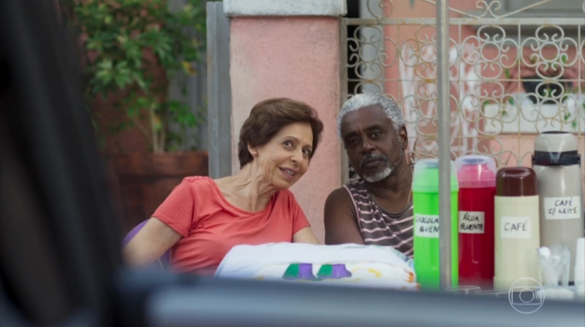 Fabrício (Romeu Evaristo) e Terezinha (Stella Freitas): casal fofoqueiro em \'Bom Sucesso\'