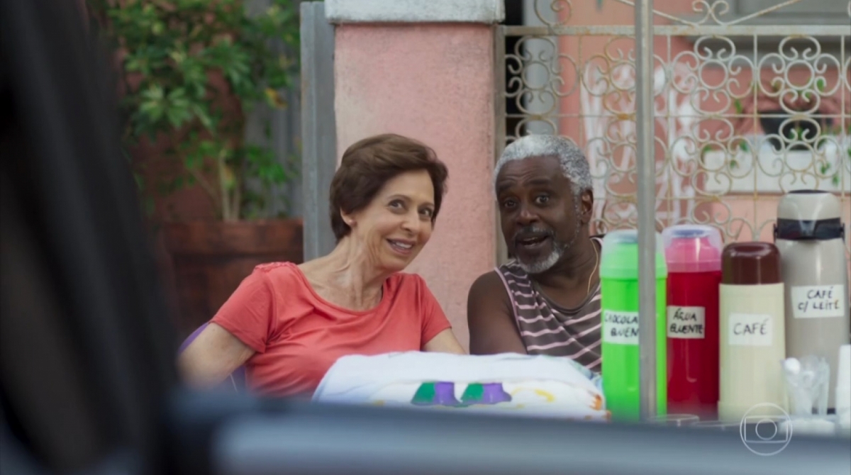 Fabrício (Romeu Evaristo) e Terezinha (Stella Freitas): sentados no portão de casa para fazer fofoca