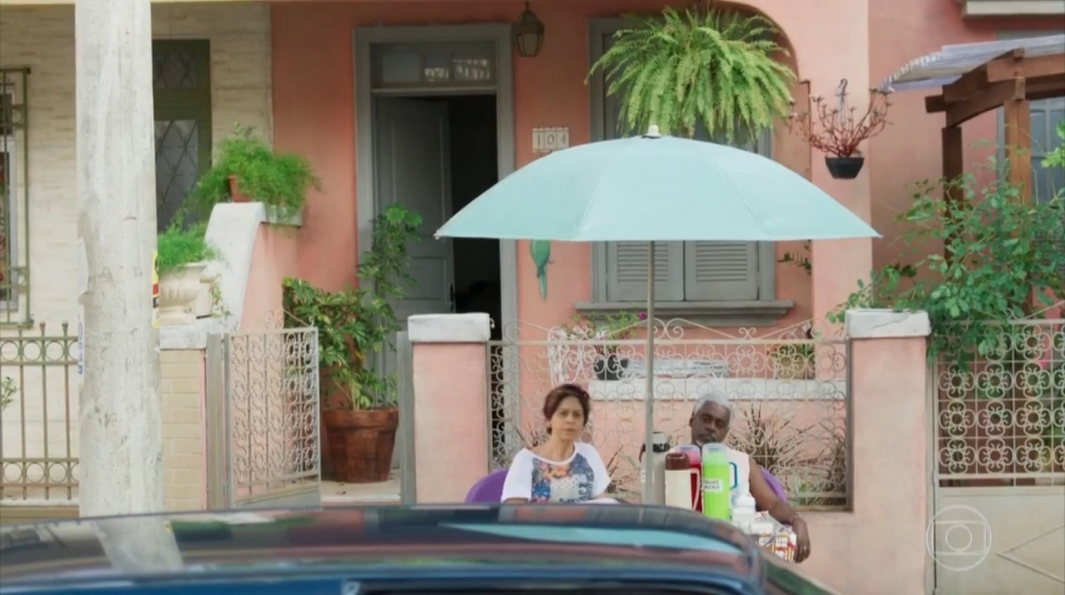 Fabrício (Romeu Evaristo) e Terezinha (Stella Freitas): casal fofoqueiro em \'Bom Sucesso\'