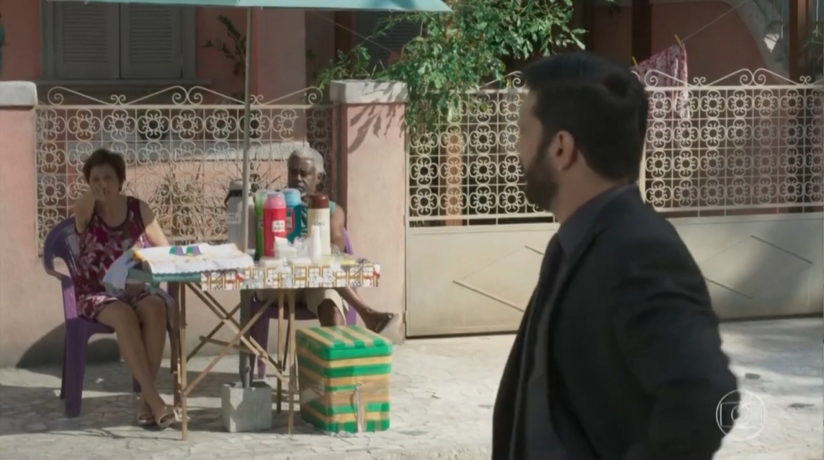 Fabrício (Romeu Evaristo) e Terezinha (Stella Freitas): casal fofoqueiro em \'Bom Sucesso\'  