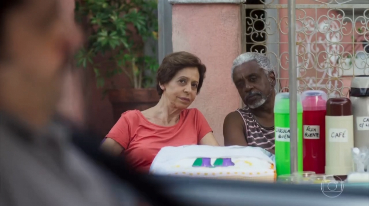 Fabrício (Romeu Evaristo) e Terezinha (Stella Freitas): casal fofoqueiro em \'Bom Sucesso\'