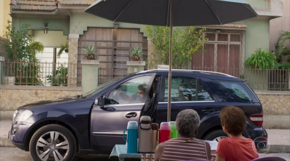 Fabrício (Romeu Evaristo) e Terezinha (Stella Freitas): casal fofoqueiro em \'Bom Sucesso\'