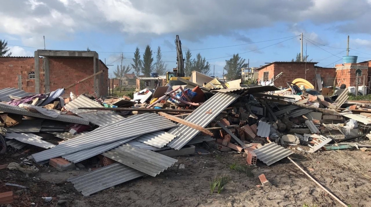 Parque Estadual da Costa do Sol está com focos de incêndio, poluição por esgoto, acúmulo de material de obras e lixo, além dos impactos da criação de gado