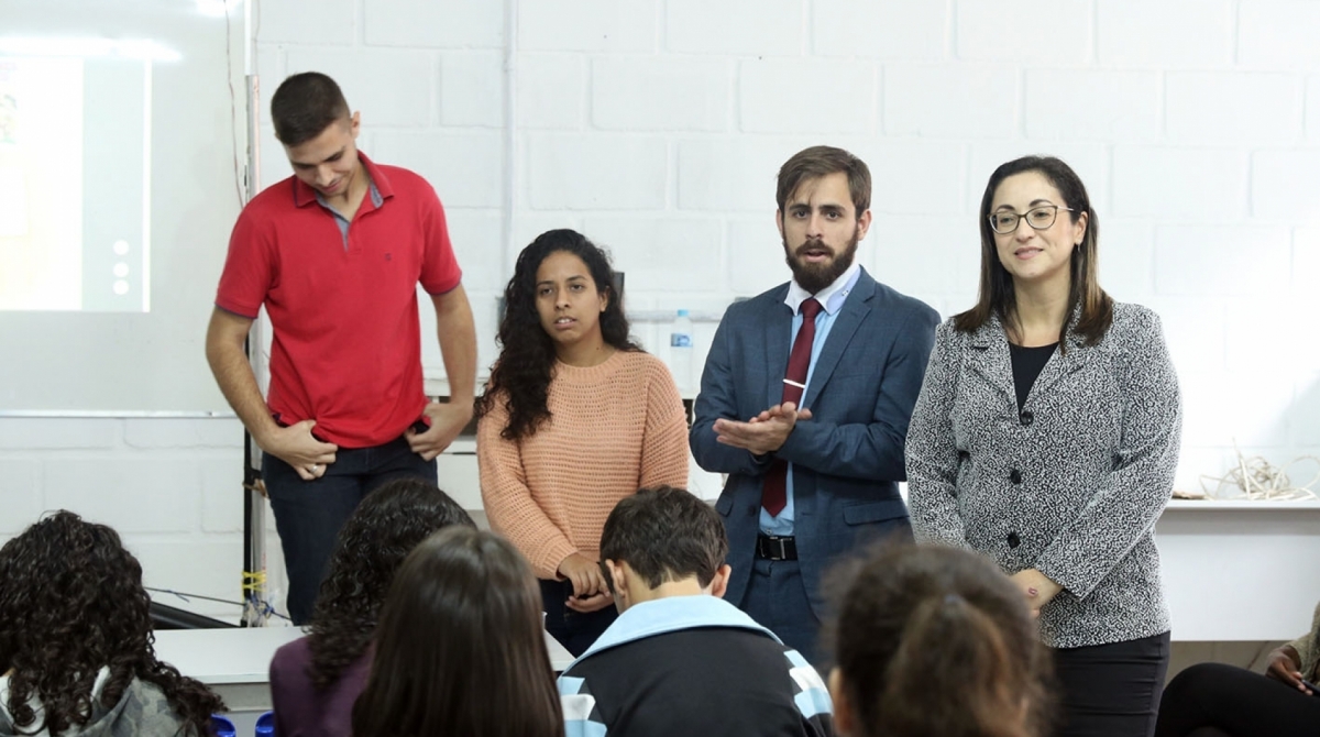 Formandos de Direito da UFF Macaé falam sobre cidadania a alunos do 6º ao 9º ano da rede municipal da cidade, no projeto Cidadania Ativa