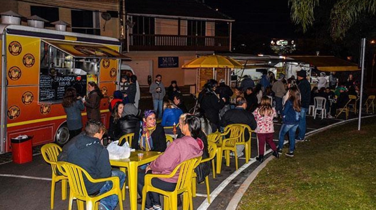 Universo dos food trucks e das cervejas artesanais estaciona no bairro em Pau Grande