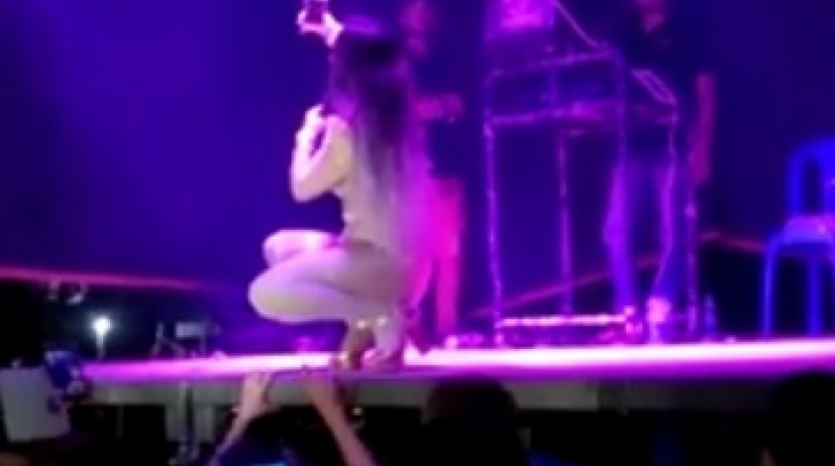 Vídeo: Cantora bate em homem após ele passar a mão em sua vagina durante  show | Diversão | O Dia