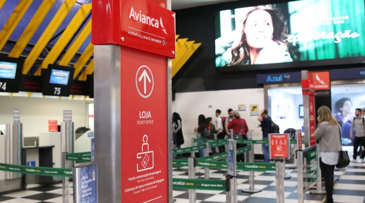 Passageiros da Avianca esperam para serem remanejados para voos de outras companhias aéreas no Aeroporto de Congonhas. - Rovena Rosa/Agência Brasil