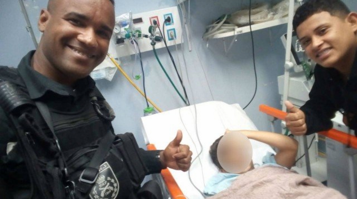 Policiais socorreram o menino para o Hospital Alberto Torres  - Divulgação