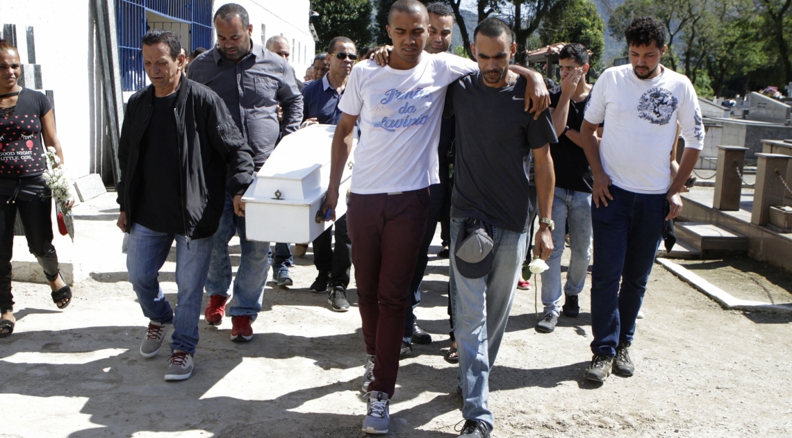Rio,16/08/2019 - SANTA CRUZ DA SERRA- DUQUE DE CAXIAS,Cemiterio Nossa Senhora de F&aacute;tima,enterro da menina Lavinia, morta em persigui&ccedil;&atilde;o em duque de Caxias . Na foto, .Foto: Cl&eacute;ber Mendes/Ag&ecirc;ncia O Dia