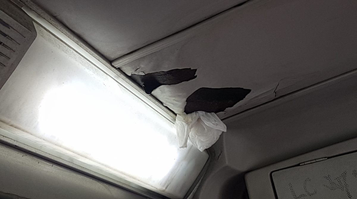 Mesmo veículo da linha 327 que andava com banco solto tinha infiltração no teto coberta por um saco plástico