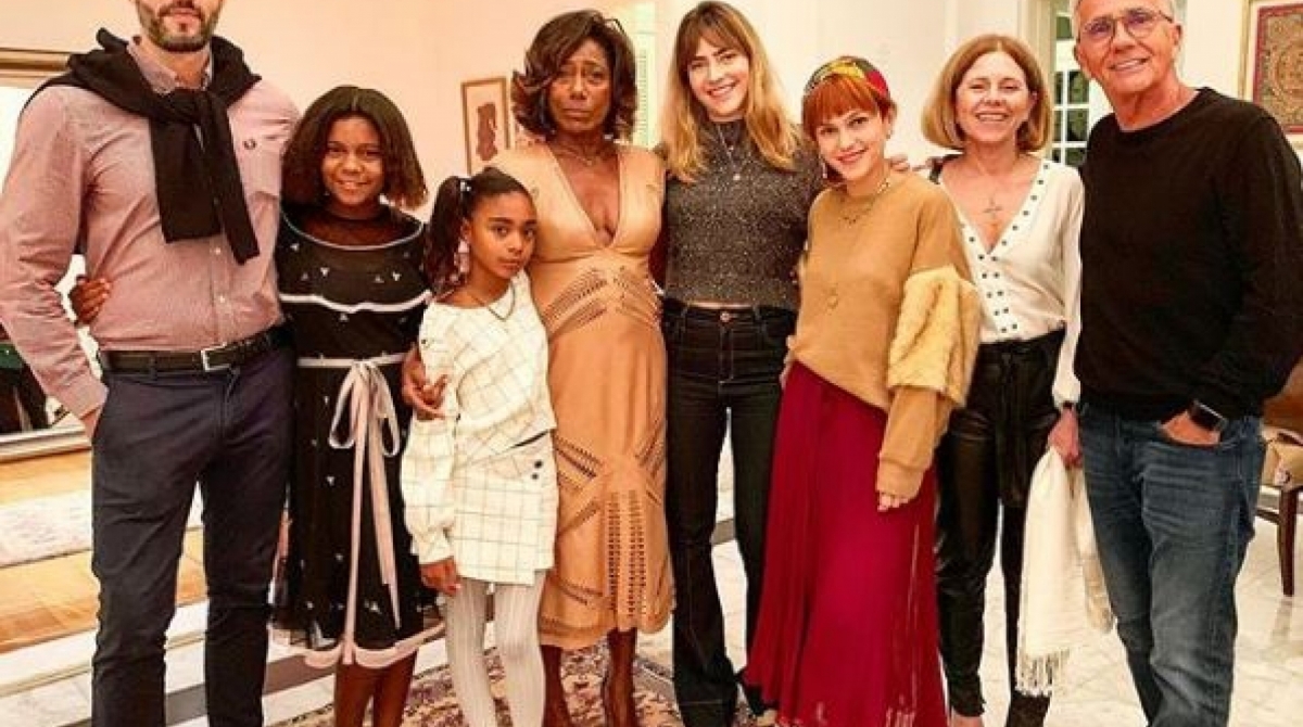 Glória Maria comemora aniversário ao lado de familiares e amigos