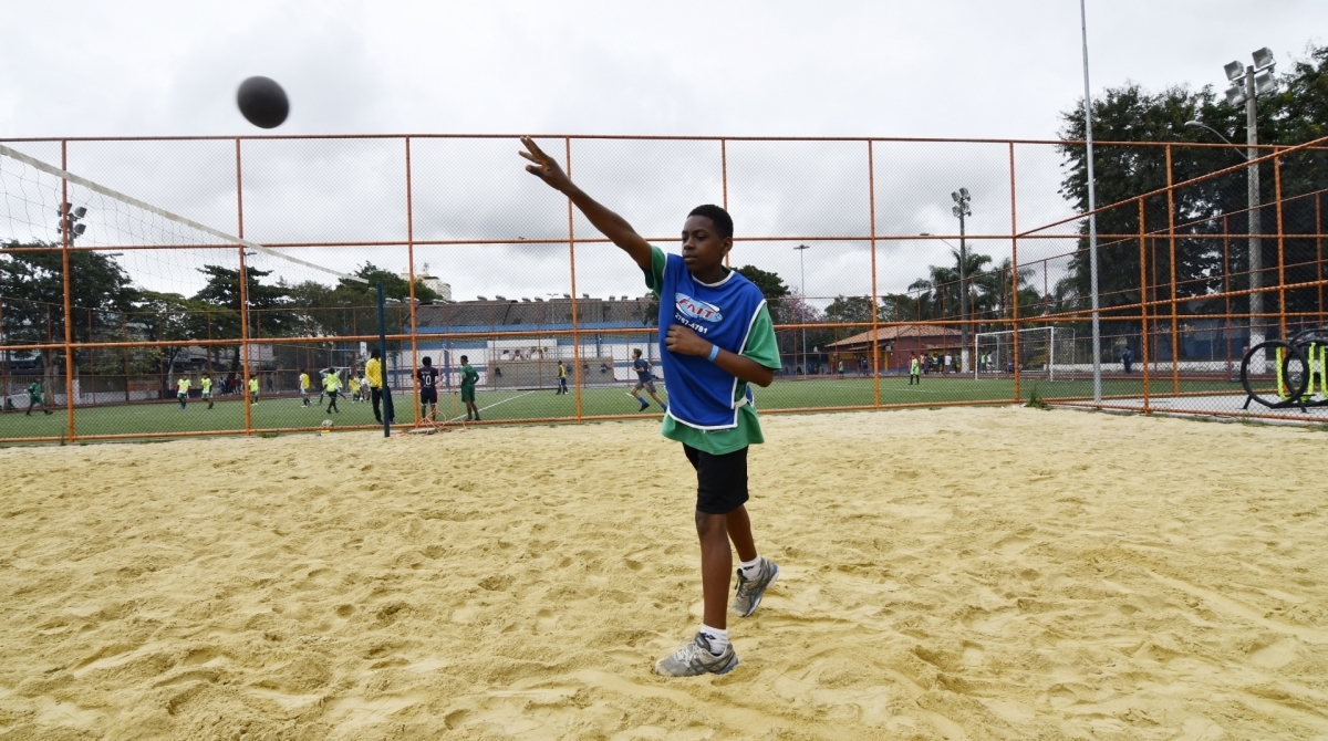 Kauan Victor da Cruz Santos treina na Vila e vai disputar as provas de arremesso de peso pela primeira vez  