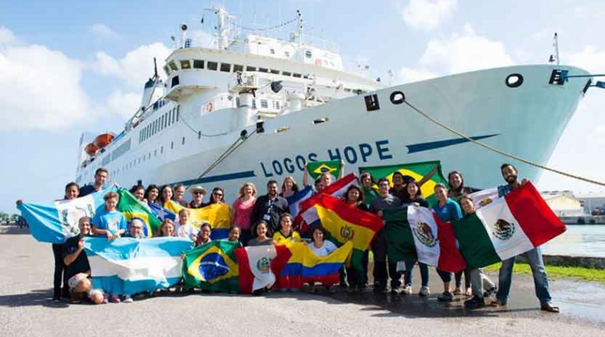 Embarcação tem acervo com mais de cinco mil títulos - Divulgação