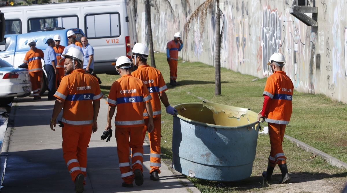 Garis recolheram caixas d'água, mangueiras e entulhos na região da Avenida Leopoldo Bulhões - fotos de Reginaldo Pimenta