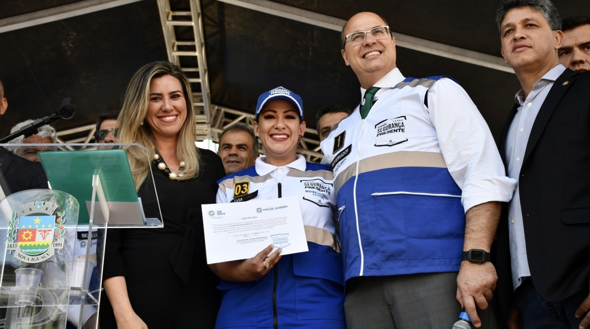 Governador Witzel entregou o diploma de primeiro lugar à agente Flávia da Silva Araújo