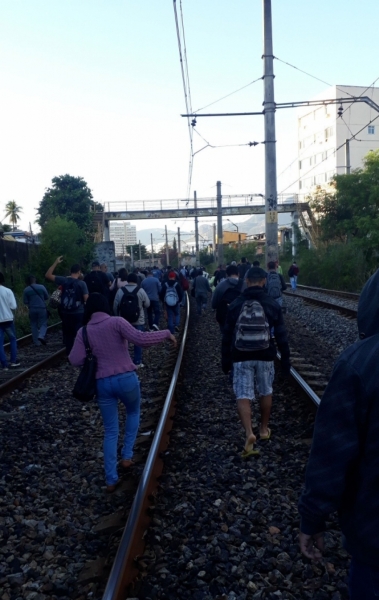 Passageiros tiveram que seguir pela linha férrea - Whatsapp O DIA (987628248)