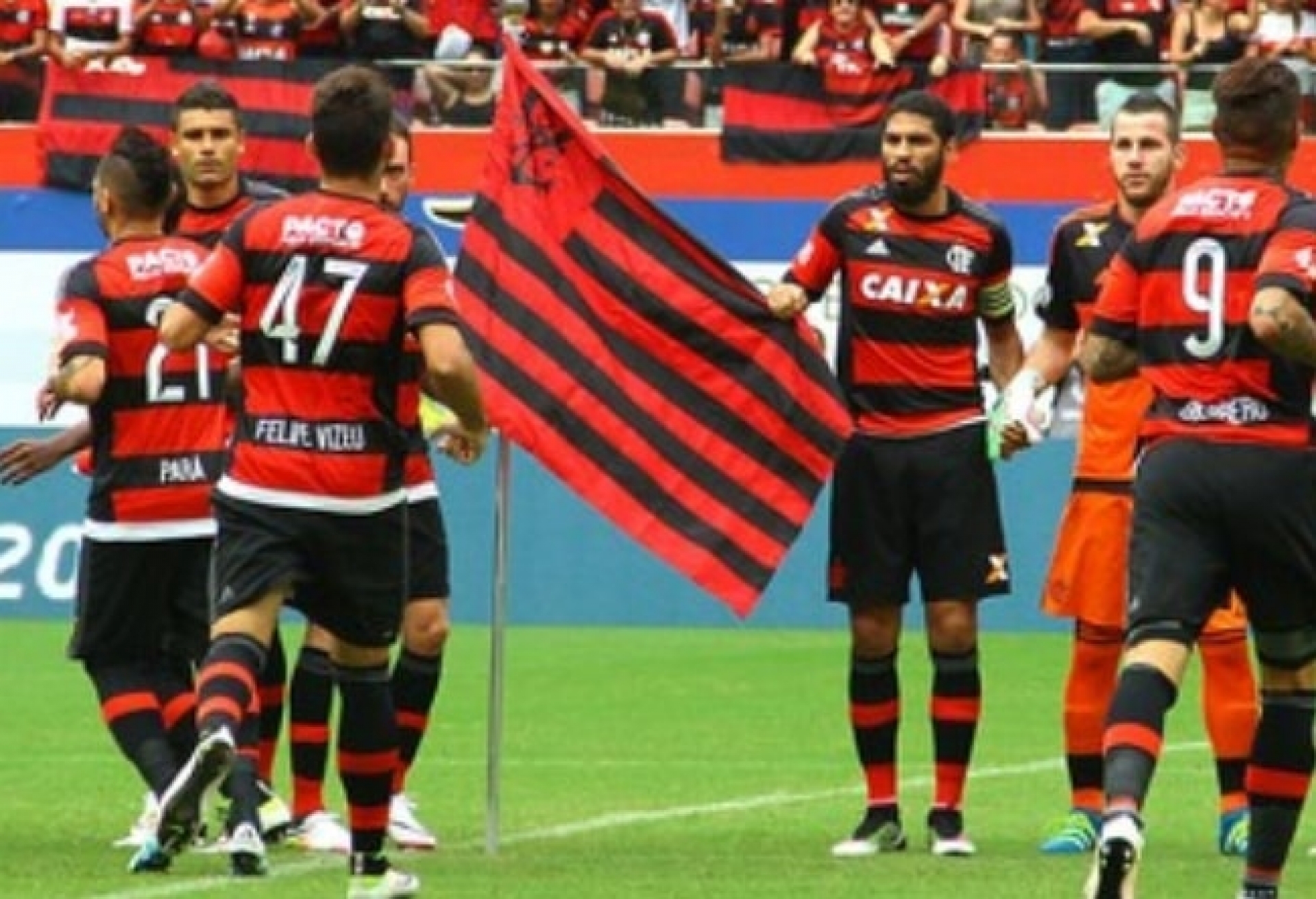 Juninho faz gesto de organizada do Vasco para torcida do Flamengo