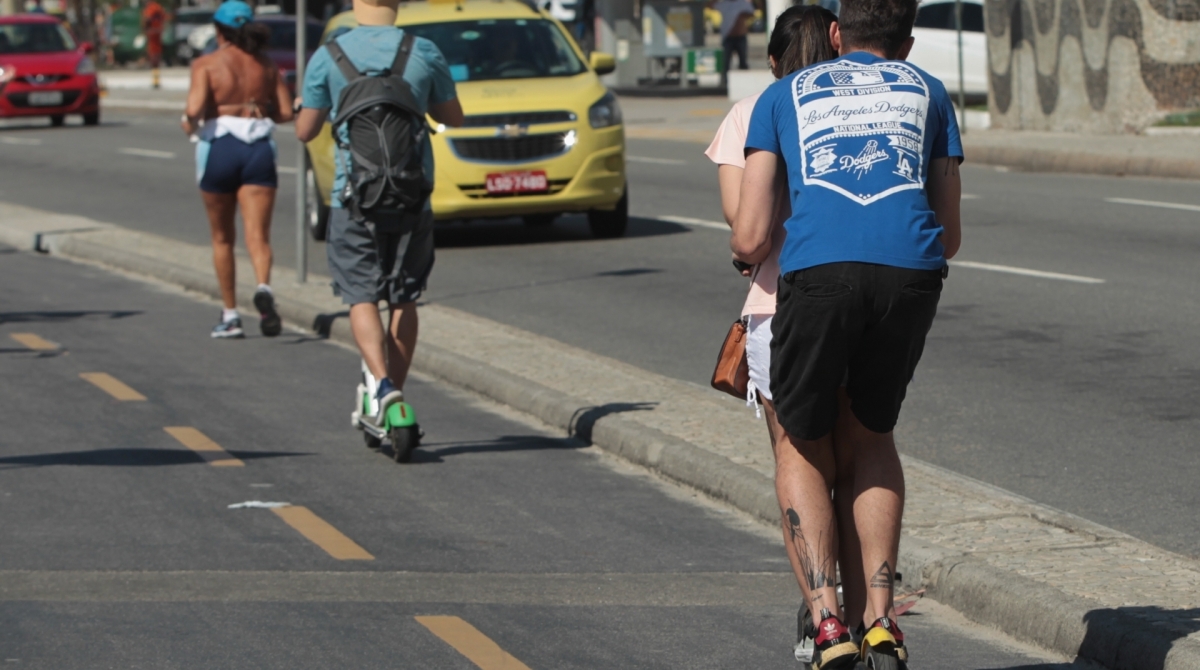 Rio, 17/08/2019 - Regras para condução de patinetes, não estão sendo cumpridas pela maioria das pessoas. Muitos foram os flagrantes na orla de Copacabana. Foto: Estefan Radovicz/Agência O Dia  