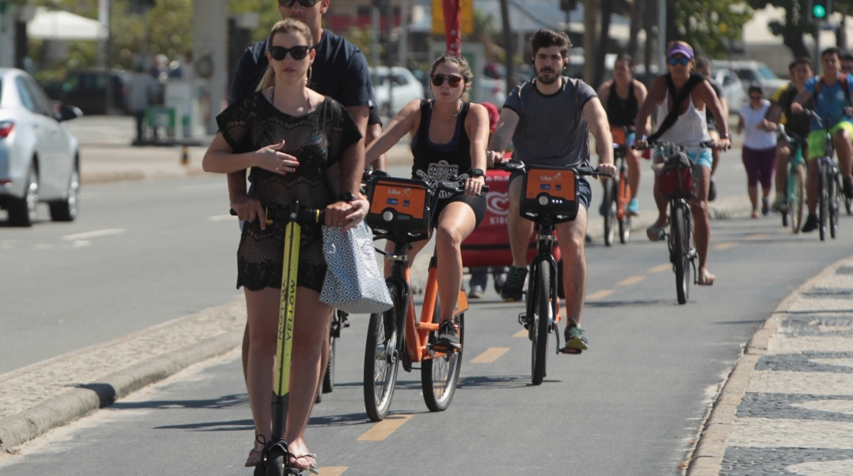 Rio, 17/08/2019 - Regras para condu&ccedil;&atilde;o de patinetes, n&atilde;o est&atilde;o sendo cumpridas pela maioria das pessoas. Muitos foram os flagrantes na orla de Copacabana. Foto: Estefan Radovicz/Ag&ecirc;ncia O Dia  