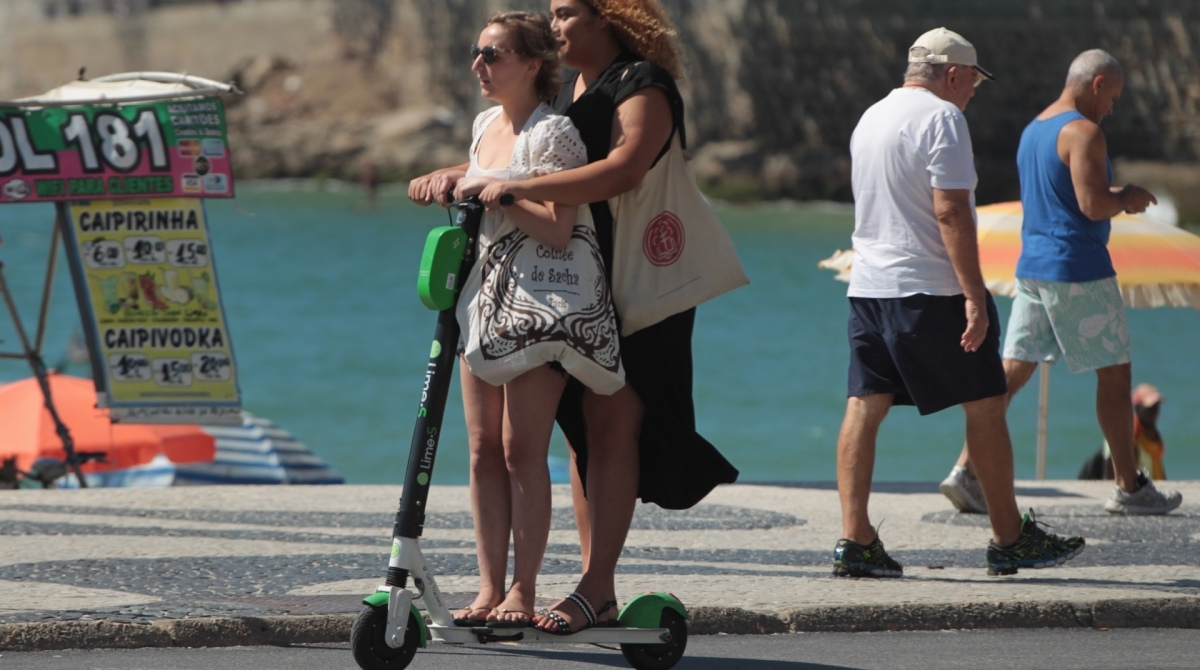 Rio, 17/08/2019 - Regras para condução de patinetes, não estão sendo cumpridas pela maioria das pessoas. Muitos foram os flagrantes na orla de Copacabana. Foto: Estefan Radovicz/Agência O Dia  