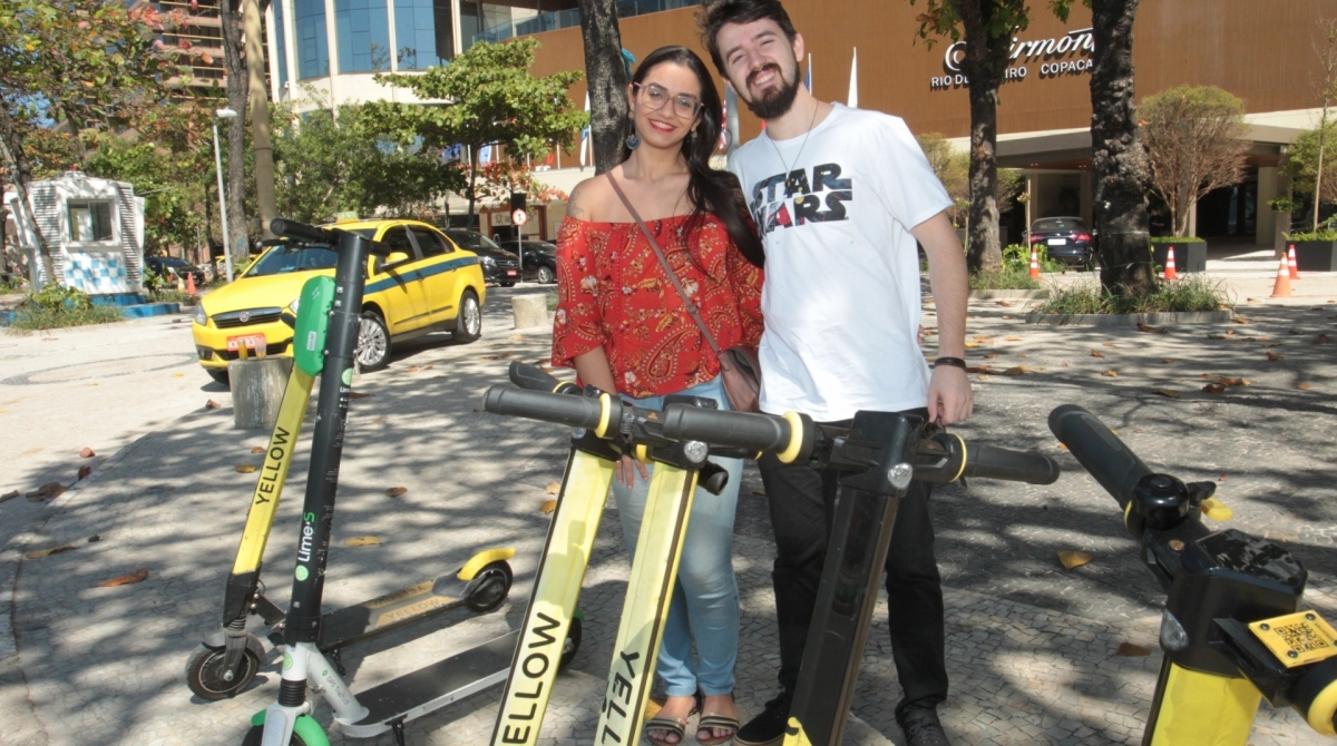 Rio, 17/08/2019 - Regras para condução de patinetes, não estão sendo cumpridas pela maioria das pessoas. Muitos foram os flagrantes na orla de Copacabana. Na foto, Ricardo Burgos e Danielle Alvares. Foto: Estefan Radovicz/Agência O Dia