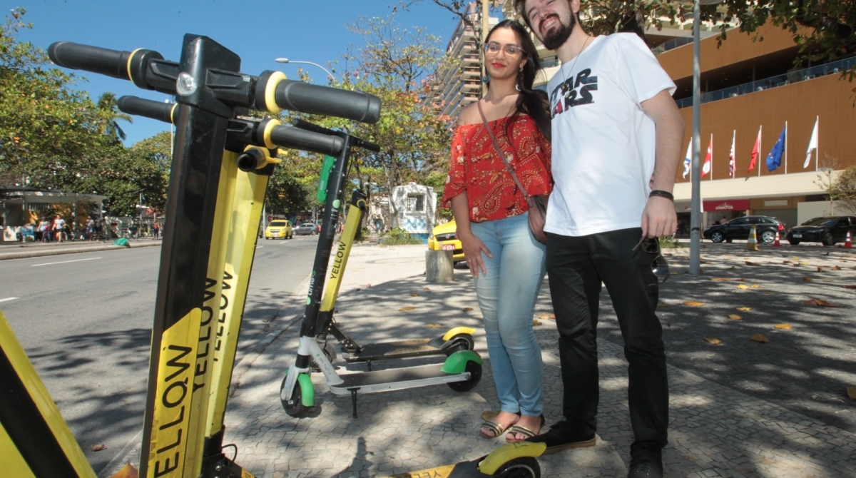 Rio, 17/08/2019 - Regras para condução de patinetes, não estão sendo cumpridas pela maioria das pessoas. Muitos foram os flagrantes na orla de Copacabana. Na foto, Ricardo Burgos e Danielle Alvares. Foto: Estefan Radovicz/Agência O Dia