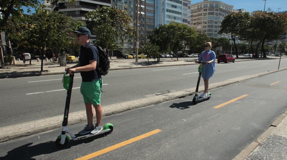 Rio, 17/08/2019 - Regras para condução de patinetes, não estão sendo cumpridas pela maioria das pessoas. Muitos foram os flagrantes na orla de Copacabana.  Foto: Estefan Radovicz/Agência O Dia