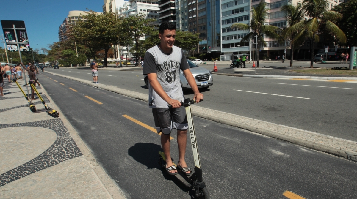 Rio, 17/08/2019 - Regras para condução de patinetes, não estão sendo cumpridas pela maioria das pessoas. Muitos foram os flagrantes na orla de Copacabana. Na foto, Olef Jeferson. Foto: Estefan Radovicz/Agência O Dia