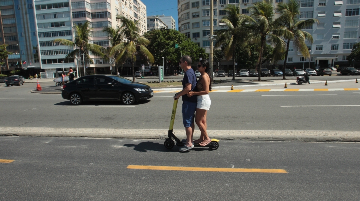 Rio, 17/08/2019 - Regras para condução de patinetes, não estão sendo cumpridas pela maioria das pessoas. Muitos foram os flagrantes na orla de Copacabana.  Foto: Estefan Radovicz/Agência O Dia