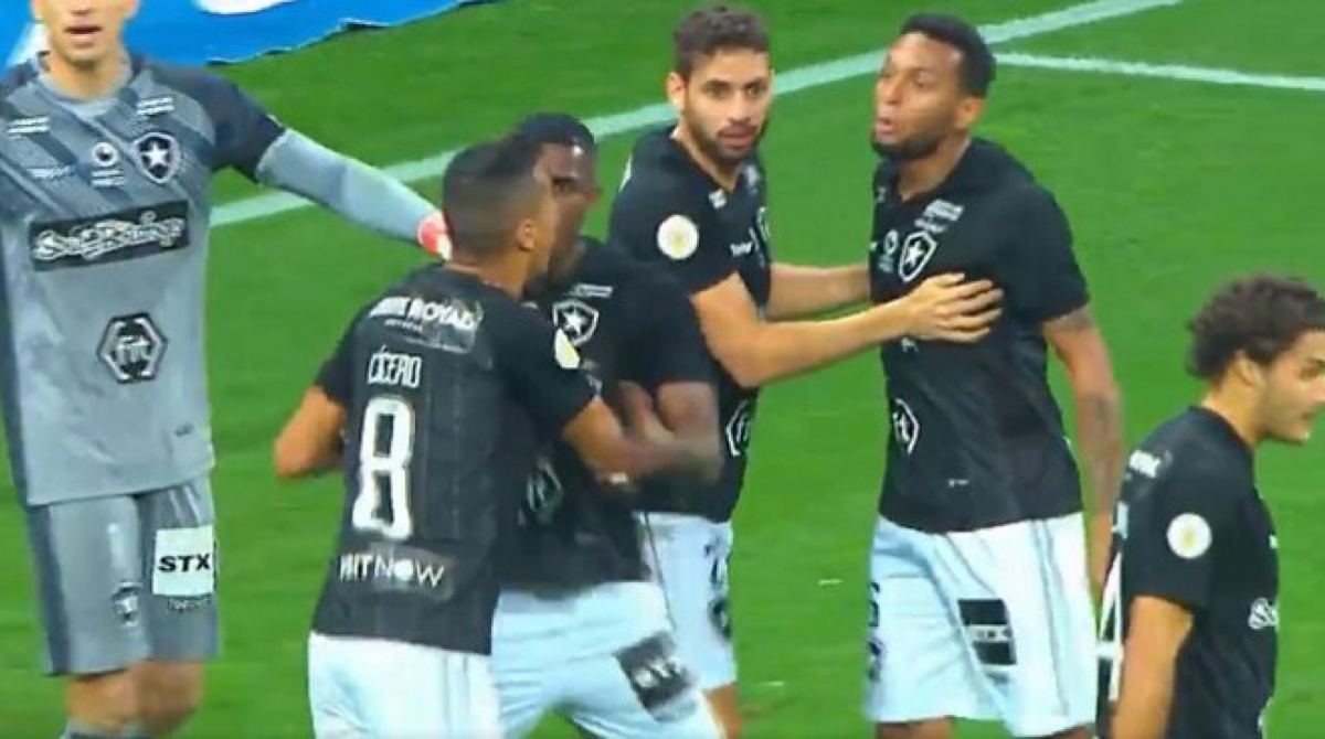 Jogadores do Botafogo discutiram durante partida contra o Corinthians - Reprodução