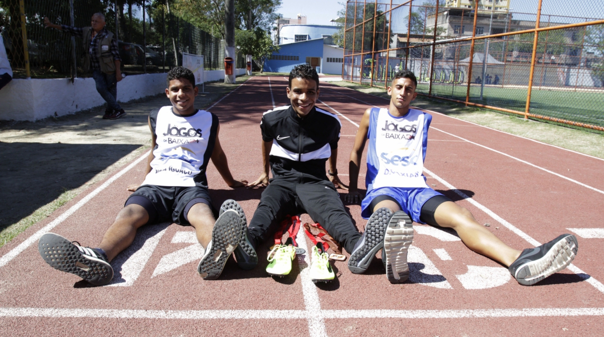 Igor Ribeiro (C) passou no vestibular para Educação Física: carreira escolhida após conquistar medalhas nas pistas de corrida pelo time
de Nova Iguaçu
- Cléber Mendes