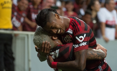 Artilheiros brilham e Flamengo goleia o Vasco em Brasília