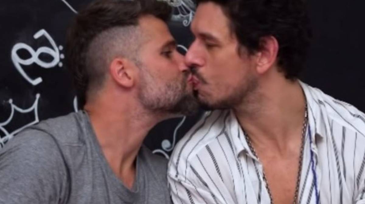 Bruno Gagliasso e Jo&atilde;o Vicente deram selinho e fizeram revela&ccedil;&otilde;es sobre sexo - Reprodução Youtube