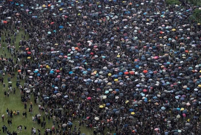 Milhares de pessoas protestam debaixo de chuva em Hong Kong