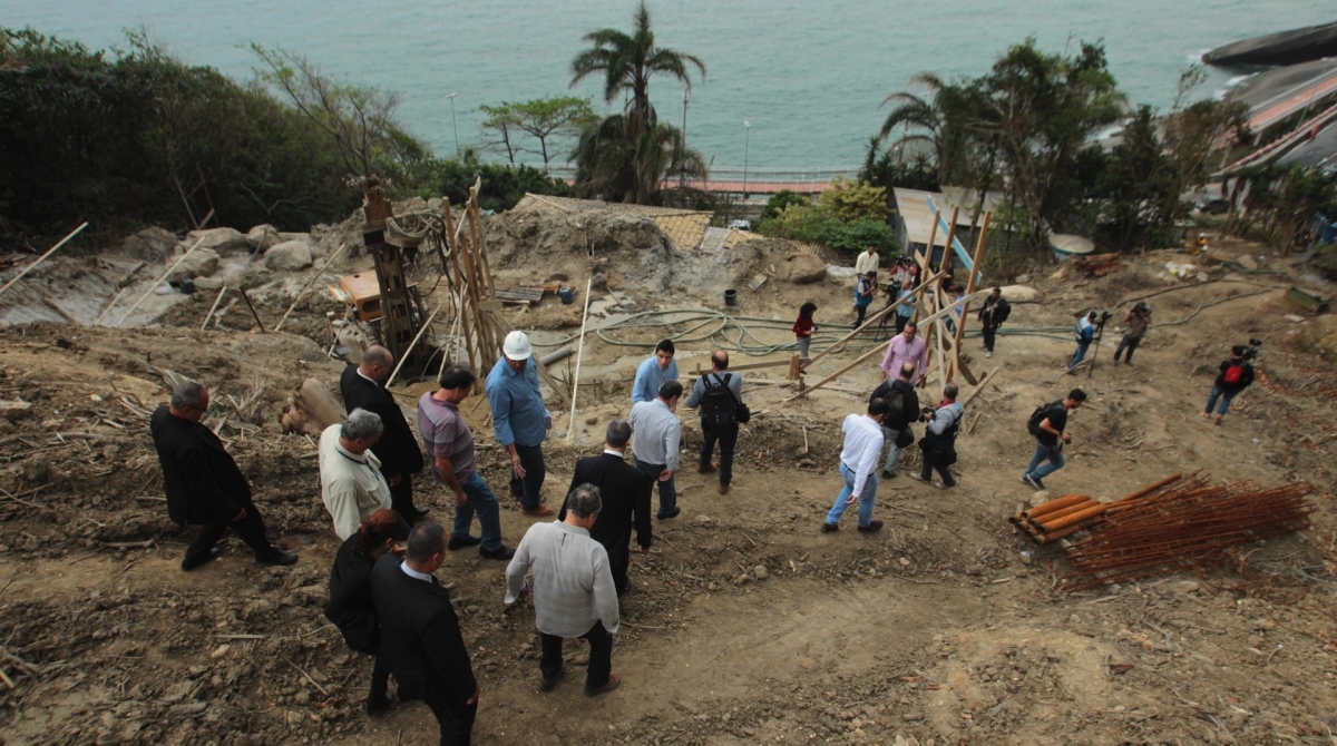 Fechada h&aacute; quase tr&ecirc;s meses, Niemeyer passa por mais uma vistoria
Via est&aacute; fechada desde o dia 28 de maio e teve inspe&ccedil;&atilde;o com peritos judiciais e t&eacute;cnicos do munic&iacute;pio.Entre eles, o Desembargador,Mauro Pereira Martins(terno preto) a Procuradora de Justi&ccedil;a,Patricia Silveira(casaco marrom e cal&ccedil;a preta) e o Secret&aacute;rio 
 Municipal de Infraestrutura,Sebasti&atilde;o Bruno(camisa social azul). 