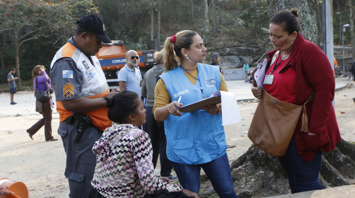 Assistentes sociais fizeram o cadastramento de moradores de rua - Reginaldo Pimenta / Ag&ecirc;ncia O Dia