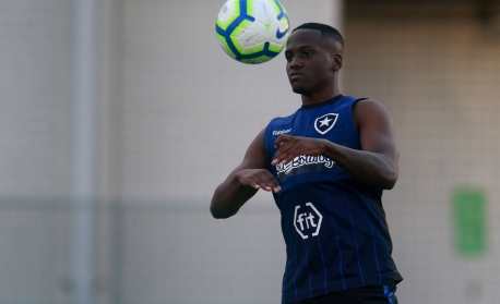 Botafogo pode repatriar lateral-esquerdo que atua na Espanha, diz jornal local