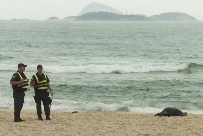 Policiais militares aguardam a chegada dos Bombeiros ao lado de corpo encontrado em Ipanema