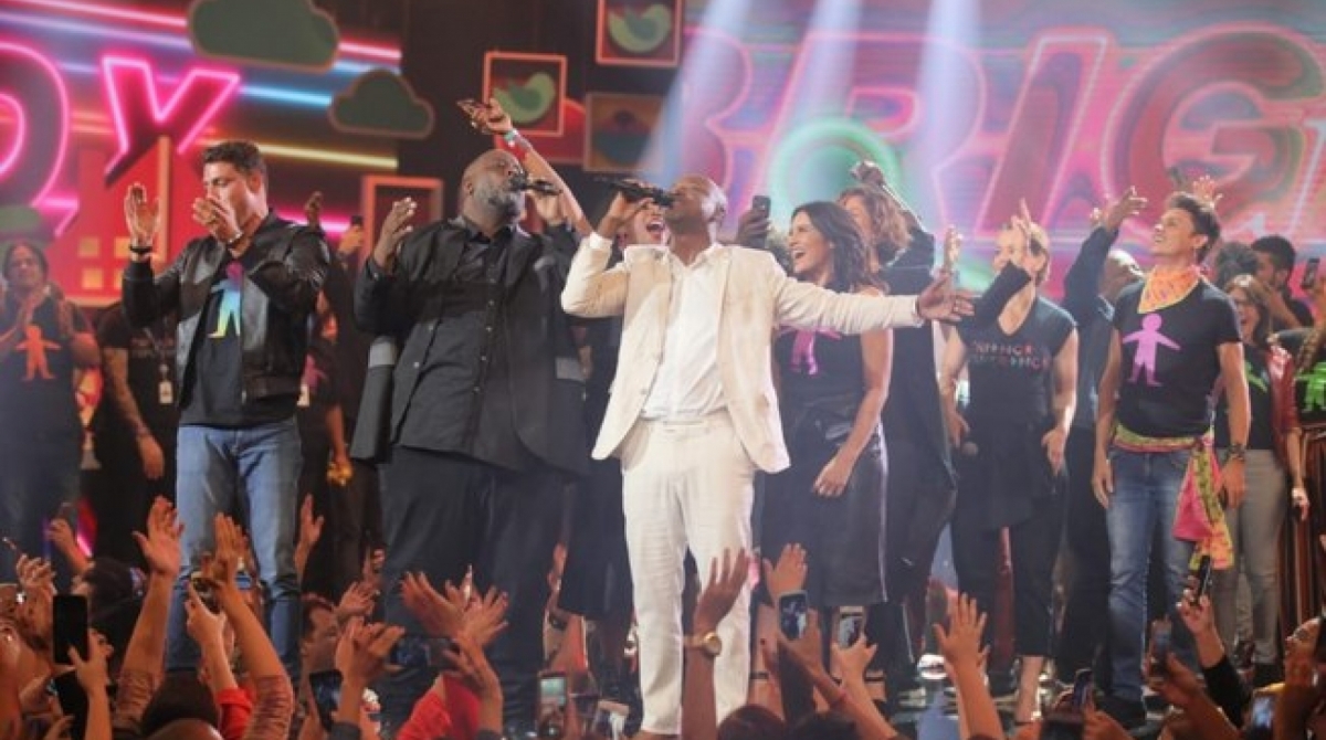 Péricles e Thiaguinho se reuniram no palco do 'Criança Esperança' para cantar O Show Tem que Continuar