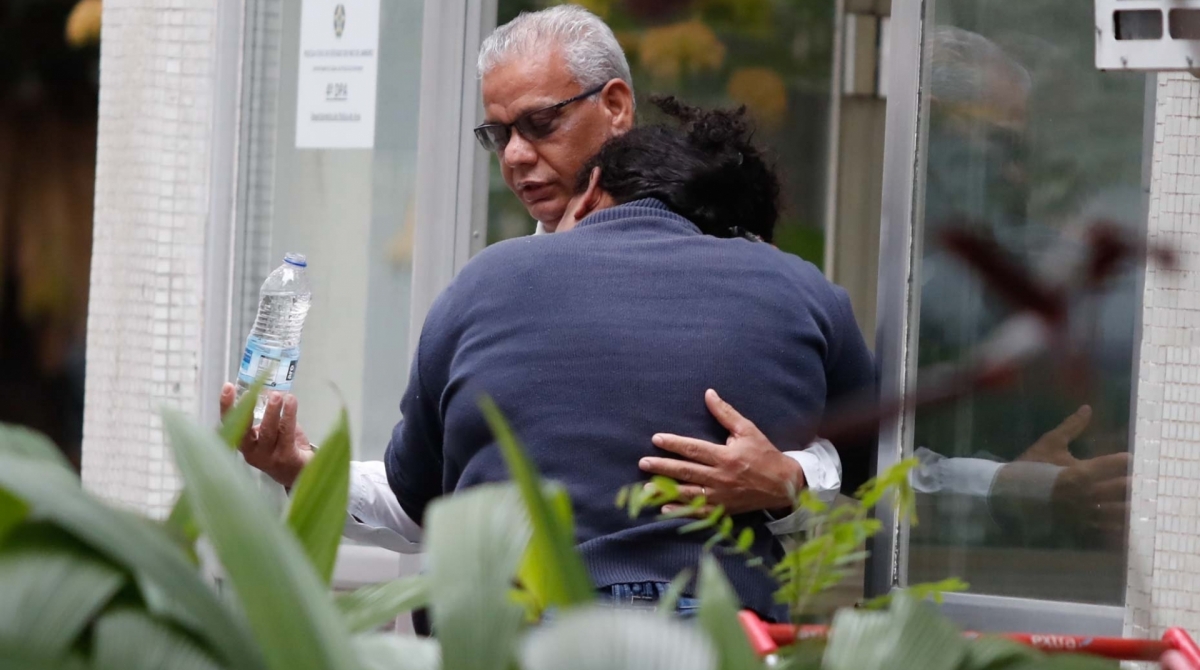 Pai de refém, Paulo conforta a mãe do sequestrador - Gilvan de Souza