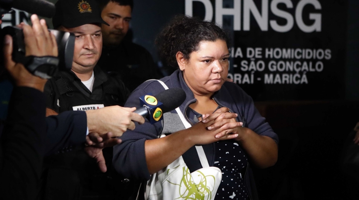Renata Paula da Silva, m&atilde;e do sequestrador Wilian Silva, chega &agrave; Delegacia de Homic&iacute;dios de Niter&oacute;i e S&atilde;o Gon&ccedil;alo - Gilvan de Souza / Agencia O Dia