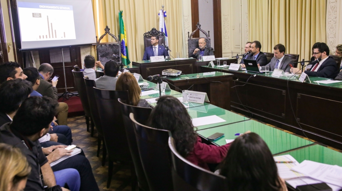 Em audi&ecirc;ncia P&uacute;blica na Alerj, Carvalho mostrou hist&oacute;rico de endividamento do Estado do Rio - Suellen Lessa