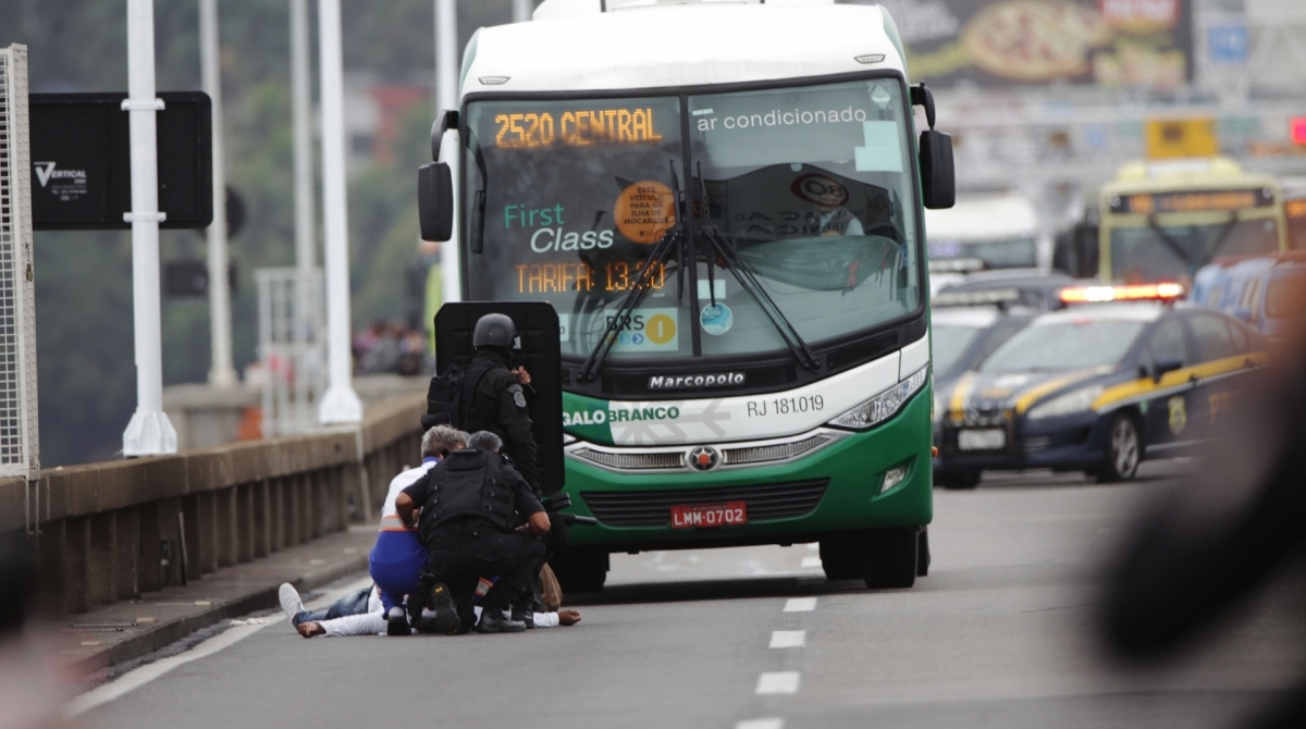 Momento em que umas das v&iacute;timas desmaia ap&oacute;s ser liberada - Ricardo Cassiano / Ag&ecirc;ncia O Dia