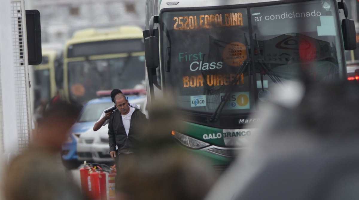 O sequestro a um &ocirc;nibus da via&ccedil;&atilde;o Galo Branco chegou ao fim por volta das 9h desta ter&ccedil;a-feira. O homem foi atingido por atiradores de elite da PM em um momento em que deixou o ve&iacute;culo da linha 2520 (Alc&acirc;ntara x Est&aacute;cio). Foram ouvidos pelo menos cinco disparos.