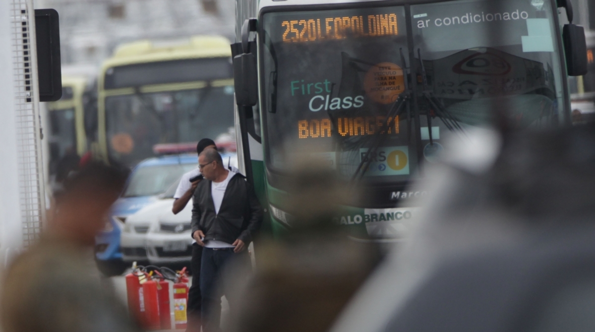 O sequestro a um &ocirc;nibus da via&ccedil;&atilde;o Galo Branco chegou ao fim por volta das 9h desta ter&ccedil;a-feira. O homem foi atingido por atiradores de elite da PM em um momento em que deixou o ve&iacute;culo da linha 2520 (Alc&acirc;ntara x Est&aacute;cio). Foram ouvidos pelo menos cinco disparos.