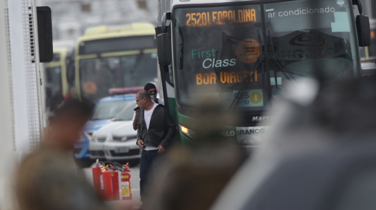 O sequestro a um &ocirc;nibus da via&ccedil;&atilde;o Galo Branco chegou ao fim por volta das 9h desta ter&ccedil;a-feira. O homem foi atingido por atiradores de elite da PM em um momento em que deixou o ve&iacute;culo da linha 2520 (Alc&acirc;ntara x Est&aacute;cio). Foram ouvidos pelo menos cinco disparos.