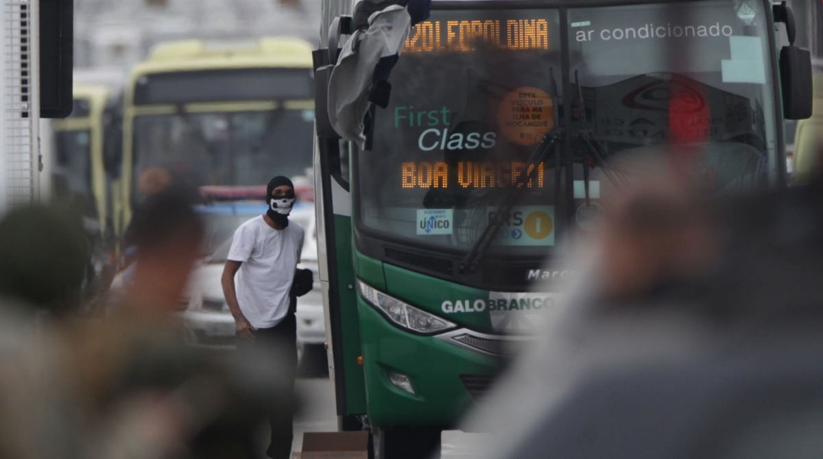  O sequestro a um &ocirc;nibus da via&ccedil;&atilde;o Galo Branco chegou ao fim por volta das 9h desta ter&ccedil;a-feira. O homem foi atingido por atiradores de elite da PM em um momento em que deixou o ve&iacute;culo da linha 2520 (Alc&acirc;ntara x Est&aacute;cio). Foram ouvidos pelo menos cinco disparos. Foto: Ricardo Cassiano/Ag&ecirc;ncia O Dia