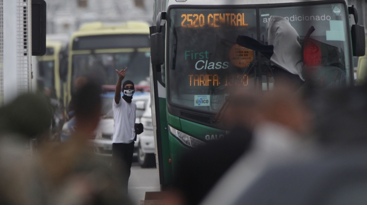  O sequestro a um &ocirc;nibus da via&ccedil;&atilde;o Galo Branco chegou ao fim por volta das 9h desta ter&ccedil;a-feira. O homem foi atingido por atiradores de elite da PM em um momento em que deixou o ve&iacute;culo da linha 2520 (Alc&acirc;ntara x Est&aacute;cio). Foram ouvidos pelo menos cinco disparos. Foto: Ricardo Cassiano/Ag&ecirc;ncia O Dia
