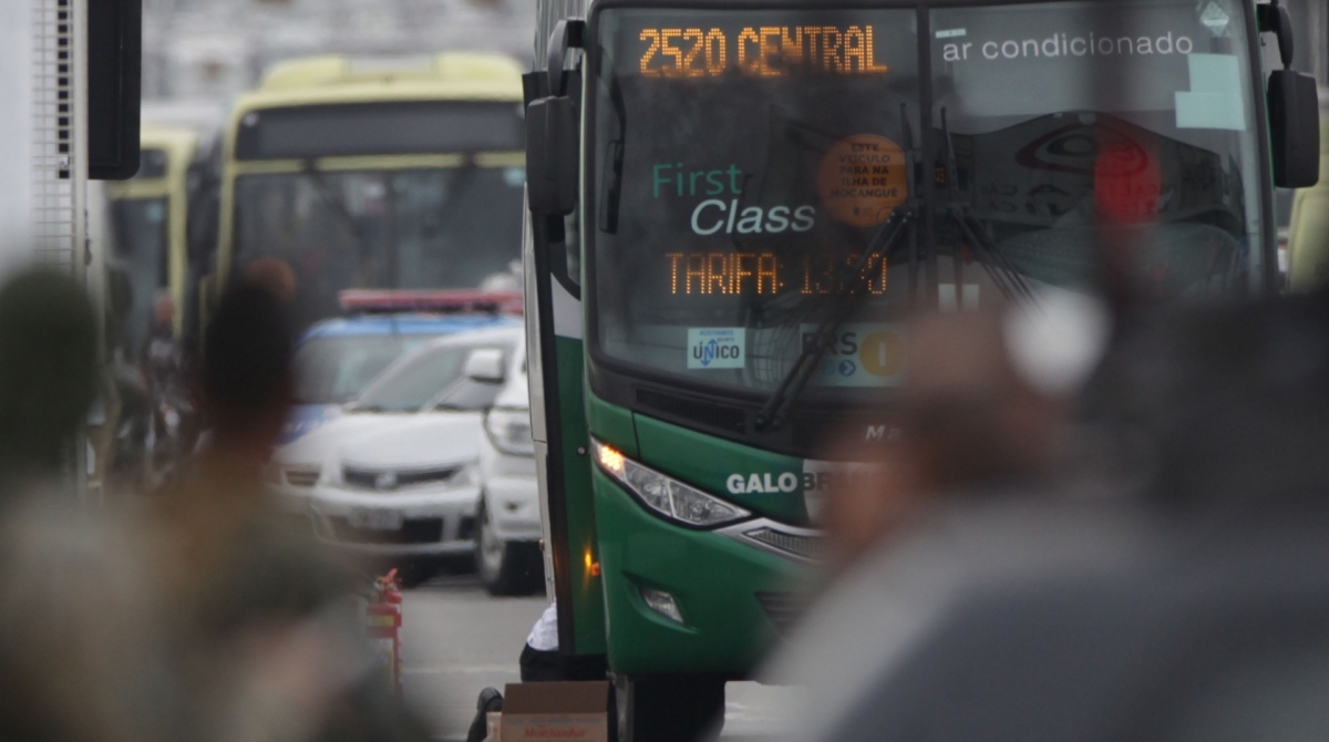  O sequestro a um &ocirc;nibus da via&ccedil;&atilde;o Galo Branco chegou ao fim por volta das 9h desta ter&ccedil;a-feira. O homem foi atingido por atiradores de elite da PM em um momento em que deixou o ve&iacute;culo da linha 2520 (Alc&acirc;ntara x Est&aacute;cio). Foram ouvidos pelo menos cinco disparos. Foto: Ricardo Cassiano/Ag&ecirc;ncia O Dia
